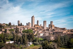 Choáng ngợp với những tòa nhà “chọc trời” 800 tuổi ở Italia