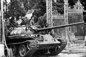 Sức mạnh xe tăng T-54 ầm ầm tiến vào Sài Gòn ngày 30/4