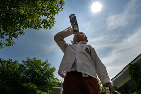 Cảnh người dân quay cuồng trong nắng nóng ở Châu Á