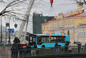 Hiện trường xe buýt lao xuống sông ở Nga, nhiều người thiệt mạng