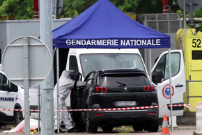 Pháp truy lùng kẻ phục kích xe cảnh sát, giải thoát tù nhân