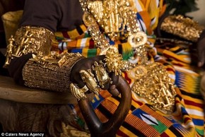 Choáng váng bộ tộc giàu nhất châu Phi, “dát” cả cân vàng lên người