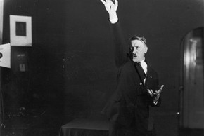 Loạt ảnh Hitler trông cực "ngớ ngẩn" giống đang làm trò cười