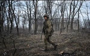 Quân Ukraine vứt bỏ công sự, rút lui ồ ạt ở phía tây Avdiivka 