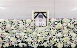 Lễ tang lặng lẽ của em trai Ha Ji Won vừa qua đời vì tự tử