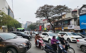 Hà Nội: Người dân tấp nập đi chùa và các khu di tích, đường phố ùn tắc