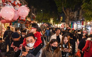 Hà Nội: Người dân chen nhau chụp ảnh, phố Hàng Mã ùn tắc kéo dài