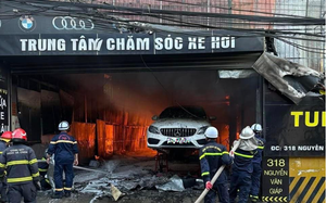 Hà Nội: Gara ô tô cháy ngùn ngụt, cột khói bốc cao hàng trăm mét