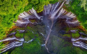 Kỳ ảo ngọn thác "ngàn dòng" nằm dưới chân núi lửa ở Indonesia
