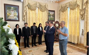 Chủ tịch Phan Xuân Dũng viếng Tổng Bí thư Nguyễn Phú Trọng tại ĐSQ Việt Nam tại Hungary