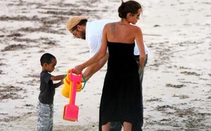 Angelina Jolie tự tung bằng chứng ngoại tình với Brad Pitt