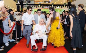 Mẹ ruột 99 tuổi ngồi xe lăn tới ủng hộ Lý Hải ra mắt phim