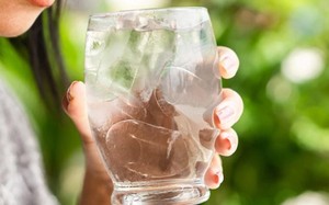 Thói quen uống nước đá mùa hè coi chừng rước bệnh