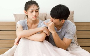 Nửa đêm chồng cũ rón rén vào phòng đòi ngủ chung với tôi