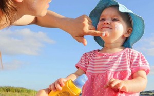 Hướng dẫn lựa chọn kem chống nắng an toàn cho bé