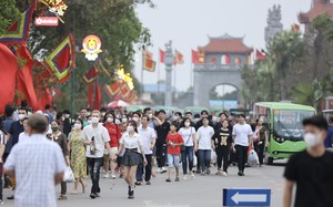 Dòng người đổ về đền Hùng dâng hương trước ngày Giỗ Tổ