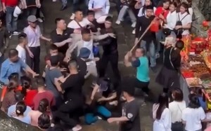 Video: Điều tra nhóm thanh niên dùng gậy vụt nhau ở chùa Hương