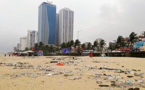Rác ngập bãi biển Đà Nẵng sau mưa lụt