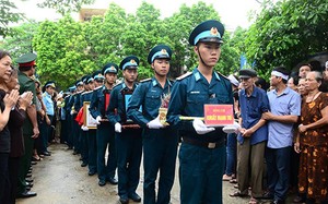 Người dân đội mưa đón phi công Su-22 Khuất Mạnh Trí về nhà