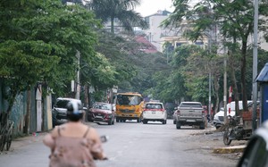 Hà Nội: Hình ảnh “kỳ lạ” trên phố Trần Quốc Vượng vào ban ngày