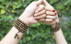 Đeo vòng trầm hương phạm hai đại kỵ này may mắn chẳng thấy đâu
