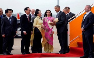 Tài sắc cô gái Sài thành tặng hoa sen cho Tổng thống Obama 