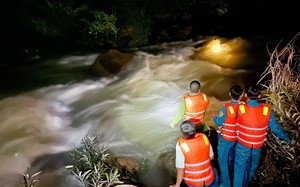 Lâm Đồng: Công an giải cứu 5 người giữa dòng nước chảy xiết