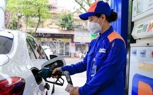 Giá xăng giảm gần 1.000 đồng một lít