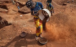Cận cảnh nghề đào vàng nhọc nhằn ở Tây Phi 