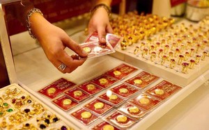 Giá vàng hôm nay 02/05: Đồng loạt “tuột dốc“?