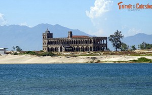 Tàn tích tu viện cổ tuyệt đẹp bên bờ vịnh Cam Ranh