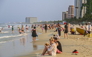 Người dân đổ xô ra biển Đà Nẵng giải nhiệt nắng nóng