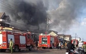 Cháy lớn tại cửa hàng tạp hóa ở Đắk Lắk
