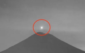 Nghi vấn UFO bay vào miệng núi lửa hé lộ các chiều không gian