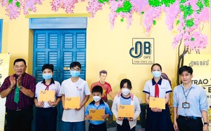 Quỹ phát triển tài năng Việt của ông Bầu trao học bổng cho HS giỏi vượt khó