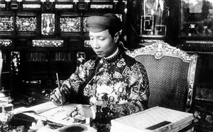 Công chức Huế mặc áo dài: Nhìn lại trang phục cung đình triều Nguyễn