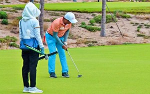 Nữ caddie tiết lộ chuyện căng thẳng trên sân golf