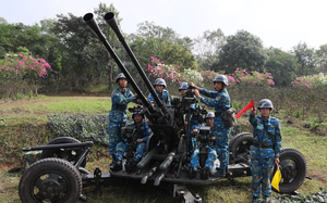 Bộ đội tên lửa xuyên đêm chiếm lĩnh trận địa, triển khai khí tài