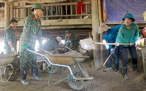 Hàng trăm giáo viên nghỉ dạy giúp dân Kỳ Sơn khắc phục lũ quét