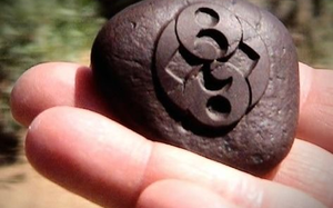 Giật mình hòn đá lạ chứa mật mã người ngoài hành tinh?