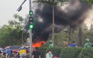 Xe tải bốc cháy dữ dội trên đường Võ Văn Kiệt, Hà Nội