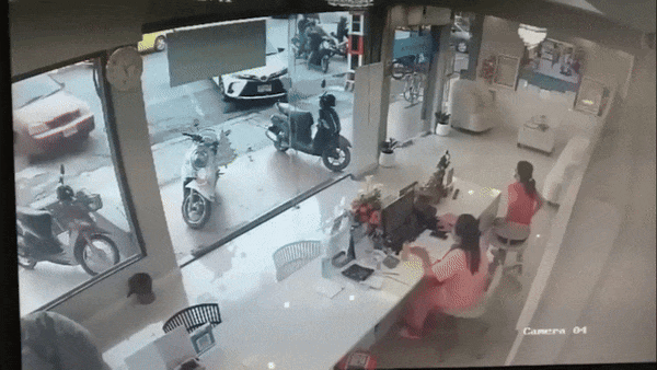 Video: Say rượu, tài xế lao ô tô vào phòng khám 