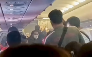 Cảnh hỗn loạn trên máy bay khi sạc dự phòng phát nổ