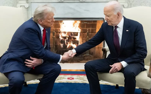 Chuyên gia giải mã ngôn ngữ cơ thể trong cuộc gặp ông Trump-Biden