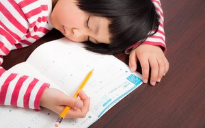 4 hiểm họa đáng sợ khi trẻ không chịu ngủ sớm