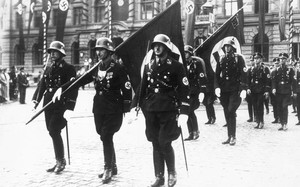 Choáng với “búp bê tình yêu” Hitler đặt làm cho binh sĩ Đức