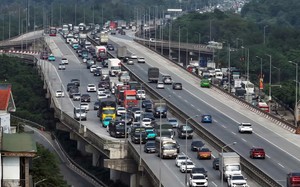 Người dân ùn ùn trở về Hà Nội sớm để tránh tắc đường