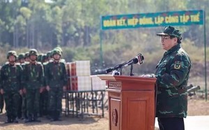 Thủ tướng Phạm Minh Chính dự diễn tập chiến thuật bắn đạn thật