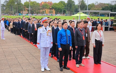 Đoàn đại biểu thanh niên Trung Quốc viếng Lăng Chủ tịch Hồ Chí Minh