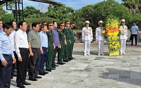 Thủ tướng Phạm Minh Chính dâng hương viếng mộ Đại tướng Võ Nguyên Giáp